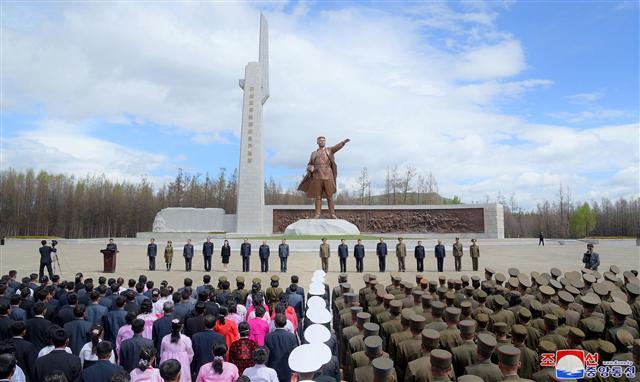 김일성 주석의 무산지구전투 승리 80주년 중앙보고회가 최근 무산지구전투 승리기념탑 앞에서 열렸다고 조선중앙통신이 24일 보도했다.
[연합]