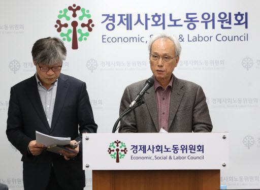 문성현 경제사회노동위원회 위원장이 지난 3월 11일 오전 서울 종로구 경사노위에서 근로자위원인 청년·여성·비정규직 대표 3명이 3차 본위원회에 불참한 것과 관련해 대책 등을 설명하고 있다. 왼쪽은 박태주 상임위원.  [연합]