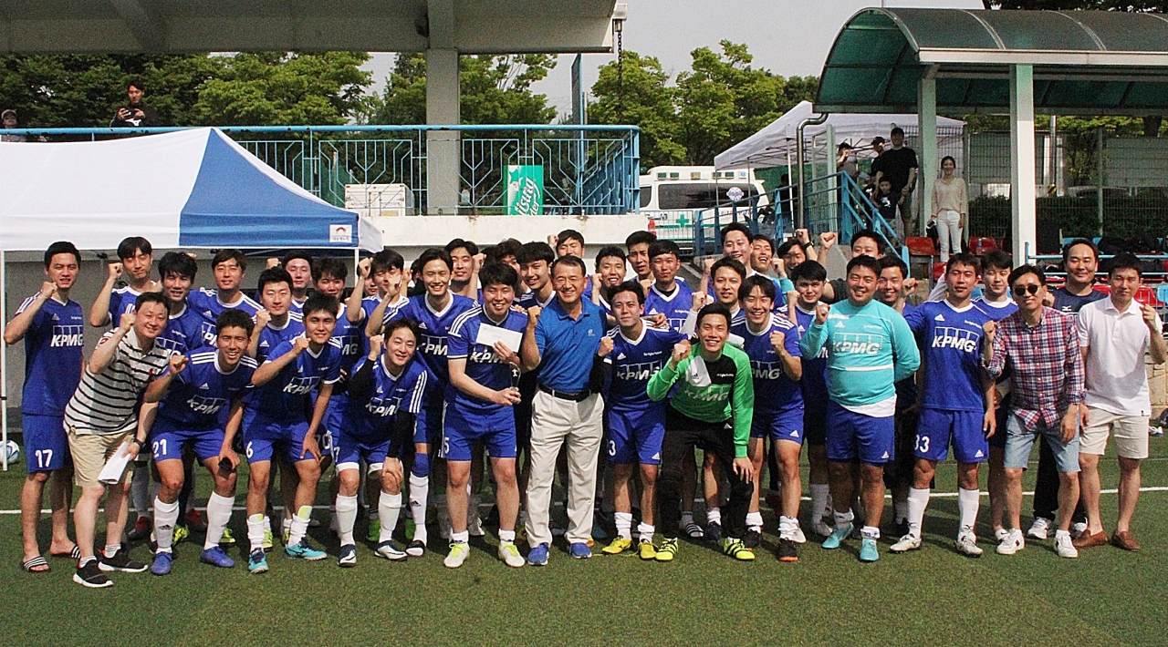 ‘제15회 4대 회계법인 축구대회’에서 우승한 삼정KPMG 선수들이 김교태 회장(가운데)과 기념촬영을 하고 있다.[삼정KPMG 제공]
‘제15회 4대 회계법인 축구대회’에서 우승한 삼정KPMG 선수들이 김교태 회장(가운데)과 기념촬영을 하고 있다.[삼정KPMG 제공]