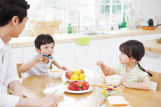 운동용 영양 보충제를 넘어 시리얼, 드링크, 바 등 일상식으로 프로틴(단백질) 제품이 확대되고 있다. 사진은 시리얼을 먹는 가족 모습.
[농심켈로그 제공]