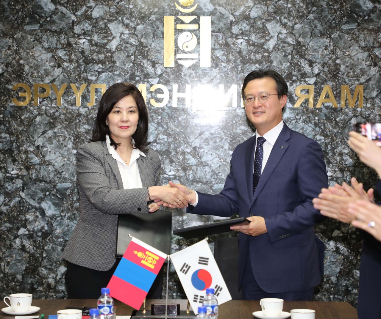 지난 24일 몽골 울란바토르 보건부 청사에서 채현일 영등포구청장과 뱡바수렌 몽골 보건부 차장이 협약식을 하고 있다. [영등포구 제공]