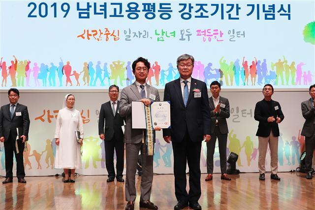 지난 27일 서울 중구 대한상공회의소에서 열린 ‘2019 남녀고용평등 강조기간 기념식’에서 김주남 롯데면세점 지원부문장(왼쪽)과 이재갑 고용노동부장관이 기념촬영을 하고 있다.