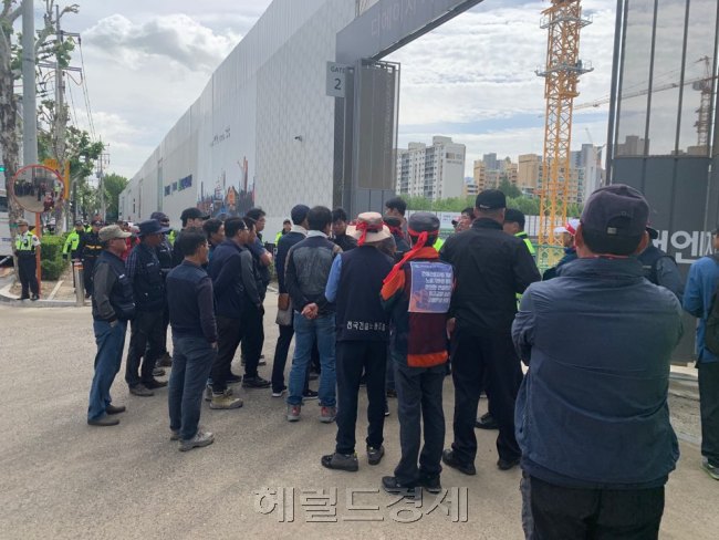 지난 21일 한국노총 건설산업노조와 민주노총 건설노조 측이 개포 8단지 공사현장에서 충돌한 모습. [사진=박상현 인턴기자/park.sanghyun1@heraldcorp.com]