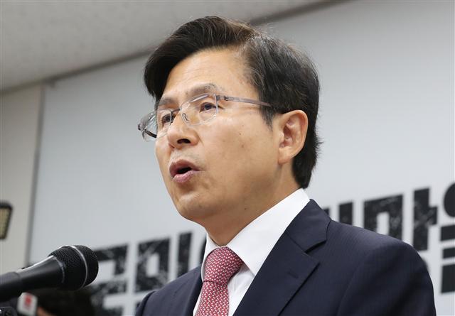 자유한국당 황교안 대표가 27일 서울 영등포구 당사에서 열린 “국민의 절망을 희망으로 만들겠습니다” 민생투쟁 대장정 마무리 기자회견에서 소회를 밝히고 있다.    [연합]