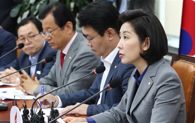 자유한국당 나경원 원내대표(오른쪽)가 28일 오전 국회에서 열린 원내대책회의에서 발언하고 있다.    [연합]