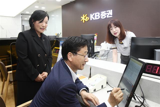KB증권 박정림 사장(왼쪽)과 한국주택금융공사 이정환 사장(가운데)이 27일 KB증권 여의도 영업부를 방문해 디지털창구를 통해 MBS 매수를 하고 있다.
KB증권 박정림 사장(왼쪽)과 한국주택금융공사 이정환 사장(가운데)이 27일 KB증권 여의도 영업부를 방문해 디지털창구를 통해 MBS 매수를 하고 있다.