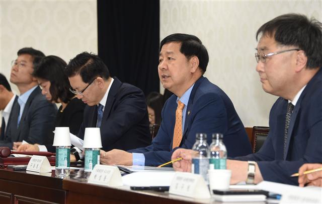 구윤철(오른쪽 2번째) 기획재정부 2차관이 28일서울 광화문 정부서울청사에서 열린 ‘2019년도 제4차 국유재산정책심의위원회’에서 모두발언을 하고 있다.  ［기획재정부 제공］