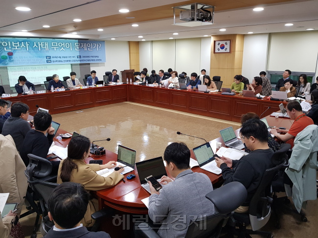 지난 4월26일 윤소하 의원과 학계, 법조계, 시민단체가 국회에서 공동주최한 ‘인보사 토론회’는 시비가 잘 가려지지 않던 인보사 문제의 심각성을 다각도로 국민에게 알린 중요한 전환점이 됐다.[사진=함영훈 기자]