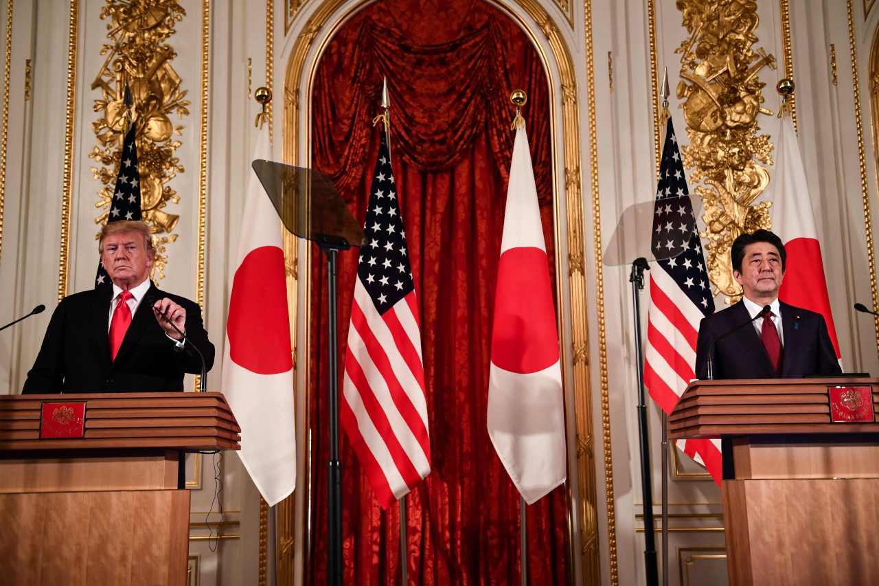 US President Donald Trump and Japanese Prime Minister Shinzo Abe hold a press conference in Tokyo on Monday. Yonhap