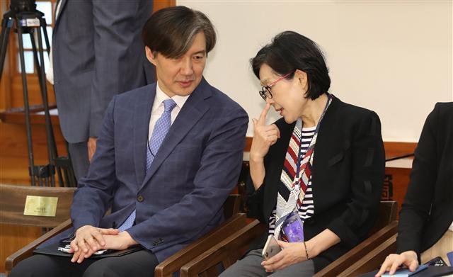 조국 민정수석과 조현옥 인사수석이 최근 청와대에서 열린 퇴임 헌법재판관 서훈식에서 대화하고 있다.   [연합]