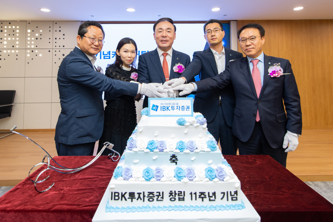 IBK투자증권 김영규 사장(가운데)과 임직원 대표, 행사 참석자들이 29일 여의도 본사에서 진행된 창립 11주년 기념식에서 축하 케이크를 자르고 있다. 왼쪽부터 박일환 감사위원, 김하영 선임주임, 김영규 사장, 이상용 노조위원장, 조영현 부사장.
IBK투자증권 김영규 사장(가운데)과 임직원 대표, 행사 참석자들이 29일 여의도 본사에서 진행된 창립 11주년 기념식에서 축하 케이크를 자르고 있다. 왼쪽부터 박일환 감사위원, 김하영 선임주임, 김영규 사장, 이상용 노조위원장, 조영현 부사장.