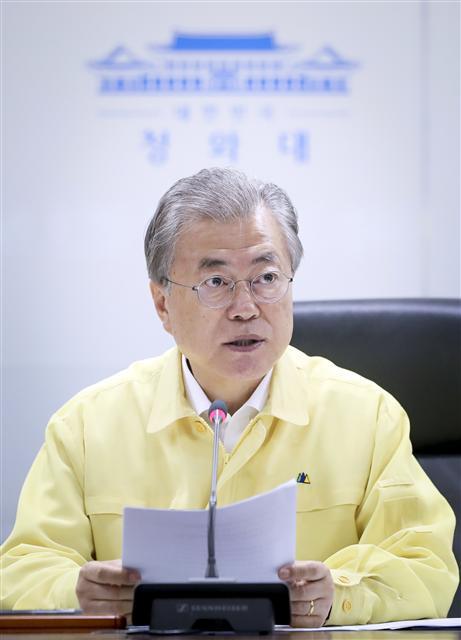 문재인 대통령은 29일 “외교적으로 극히 민감할 수 있는 정상 간의 통화까지 정쟁의 소재로 삼고, 이를 국민의 알권리라거나 공익제보라는 식으로 두둔하고 비호하는 정당의 행태에 깊은 유감을 표한다”고 말했다. 주미대사관 소속 외교관의 한미정상 통화 내용 유출 의혹과 이를 강효상 한국당 의원이 공개한 것과 관련해 자유한국당이 국민의 ‘알권리’를 내세워 옹호하고 있는 것에 대한 정면 비판으로 풀이된다.
문 대통령은 이날 오전 청와대에서 을지태극 국무회의를 주재하면서 “정부로서는 공직자의 기밀 유출에 대해 국민들께 사과의 말씀을 드린다”며 이같이 밝혔다. 정부 부처 전공무원들이 함께 볼 수 있도록 화상 회의 방식으로 진행된 이날 회의에서 문 대통령은 집권 중반기 흐트러진 공직 기강을 다잡고 국정에 매진하자는 메시지를 던졌다. 이런 가운데 한국당에 비판을 가한 것은 외교ㆍ안보 기밀 유출로 그 파문이 어디까지 번질지 모르는 만큼 적당히 넘길 사안이 아니라는 문 대통령의 판단이 깔린 것으로 보인다.
문 대통령은 “국가의 외교상 기밀이 유출되고, 이를 정치권에서 정쟁의 소재로 이용하는 불미스러운 일이 일어났다”며 “변명의 여지없이 있어서는 있어서는 안될 일이었다”고 했다. 그러면서 “이번 사건을 공직기강을 바로 세우는 계기로 삼고, 철저한 점검과 보완관리에 더욱 노력하겠다”며 “각 부처와 공직자들도 공직자세를 새롭게 일신하는 계기로 삼아주길 바란다”고 당부했다.
문 대통령은 “국정을 담당해봤고, 앞으로도 국민의 지지를 얻어 국정을 담당하고자 하는 정당이라면 적어도 국가의 운영의 근본에 관한 문제만큼을 기본과 상식을 지켜주길 요청한다”며 “당리당락을 국익과 국가안보에 앞세우는 정치가 아니라 상식에 기초하는 정치여야 국민과 함께 갈 수 있을 것이라는 말씀을 드린다”고 했다. 한편 외교부는 전날 3급 비밀에 해당하는 한미정상 간 통화내용을 유출한 간부급 외교관과 기밀 유출의 원인을 제공한 강효상 한국당 의원을 형사고발하는 등 강력 대응하기로 했다.
　강문규 기자/mkkang@