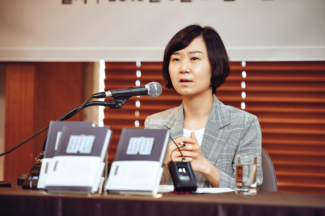 조남주 작가는 자신은 “어떤 이야기를 전하고 싶다는 게 먼저인 작가인 것 같다”며, “이번 작품은 소설을 써왔던 시기 동안 가졌던 관심사나 질문들, 여성들의 문제, 낙태, 육아, 교육의 문제가 자연스럽게 들어가게 된 것 같다”고 말했다.  [민음사 제공]