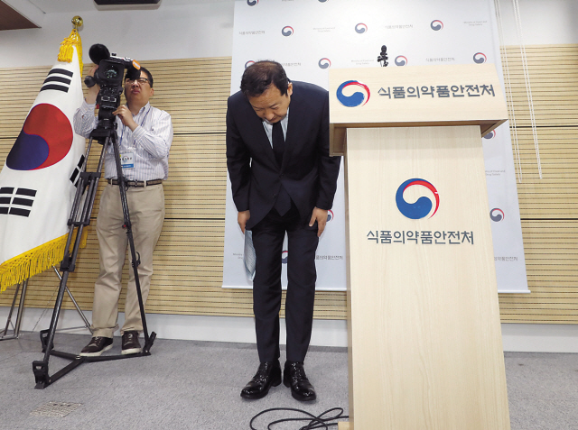 식약처 강석연 바이오생약국장이 인보사 파동 조사결과를 발표하기에 앞서 허리 숙여 인사하고 있다.  [연합뉴스]