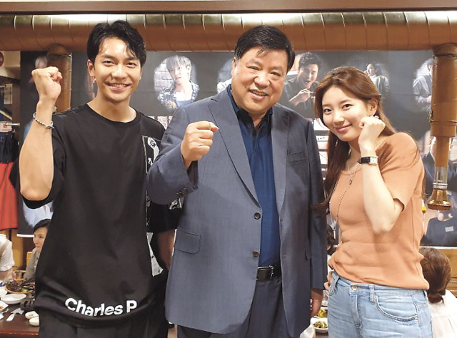 김상열 호반그룹 회장의 추천으로 ‘플라스틱 프리’ 친환경 캠페인에 참여한 서정진 셀트리온 그룹 회장이 다음 참여자로 추천한 이승기, 수지와 기념촬영을 하고 있다.