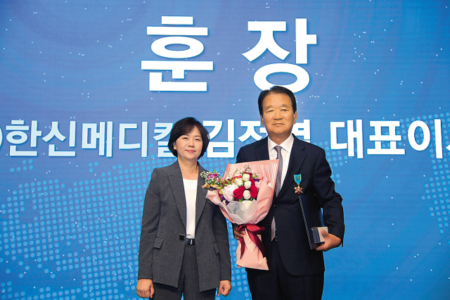 의료기기의 날 기념식에서 산업훈장 받은 김정열(오른쪽) 한신메디칼 대표.