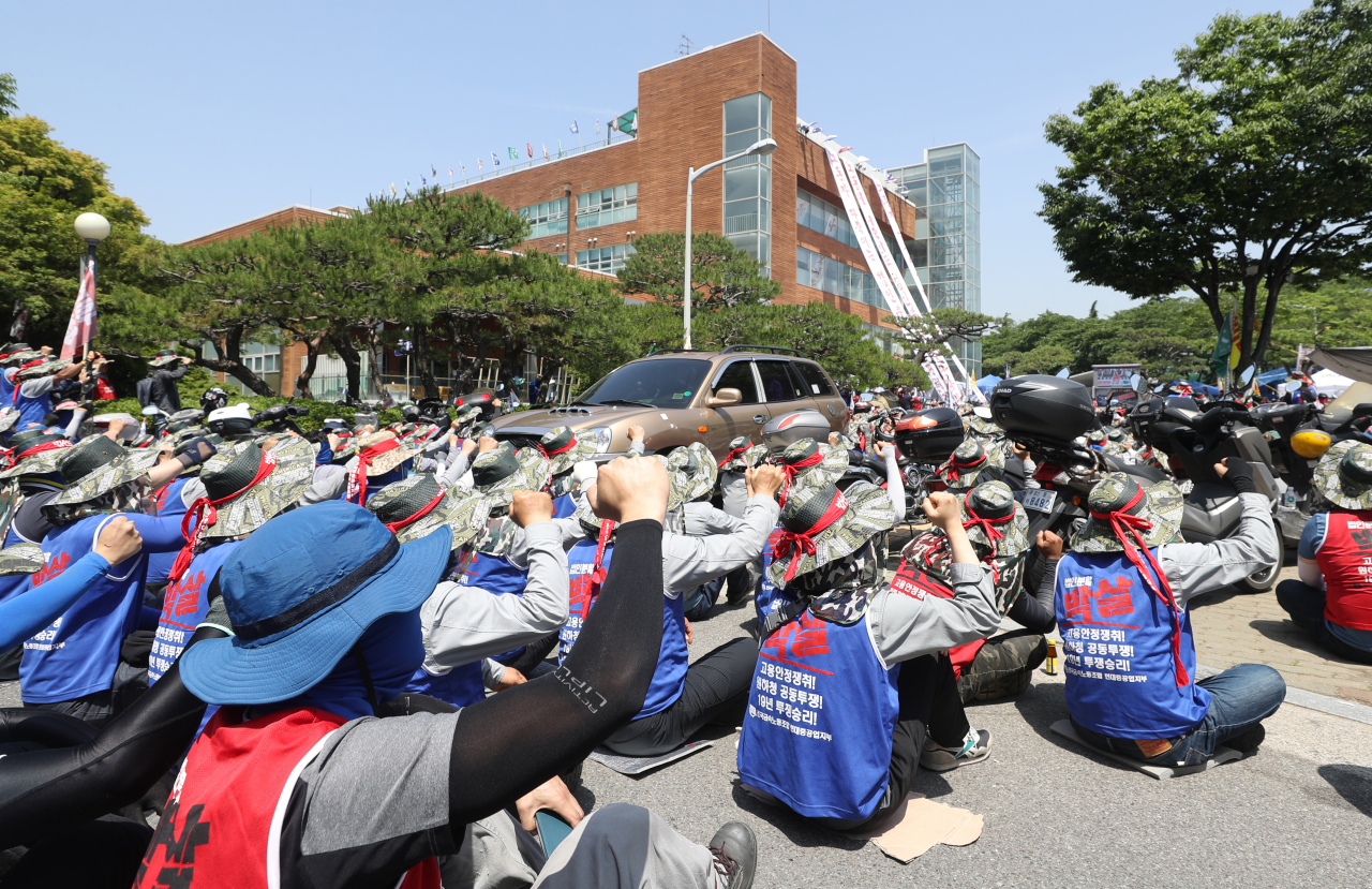 29일 오전 울산시 동구 한마음회관 앞에서 집회를 연 현대중공업 노조가 구호를 외치고 있다. 노조는 회사의 법인분할에 반대하며 지난 27일부터 주주총회 장소인 한마음회관을 점거해 농성하고 있다.[연합]