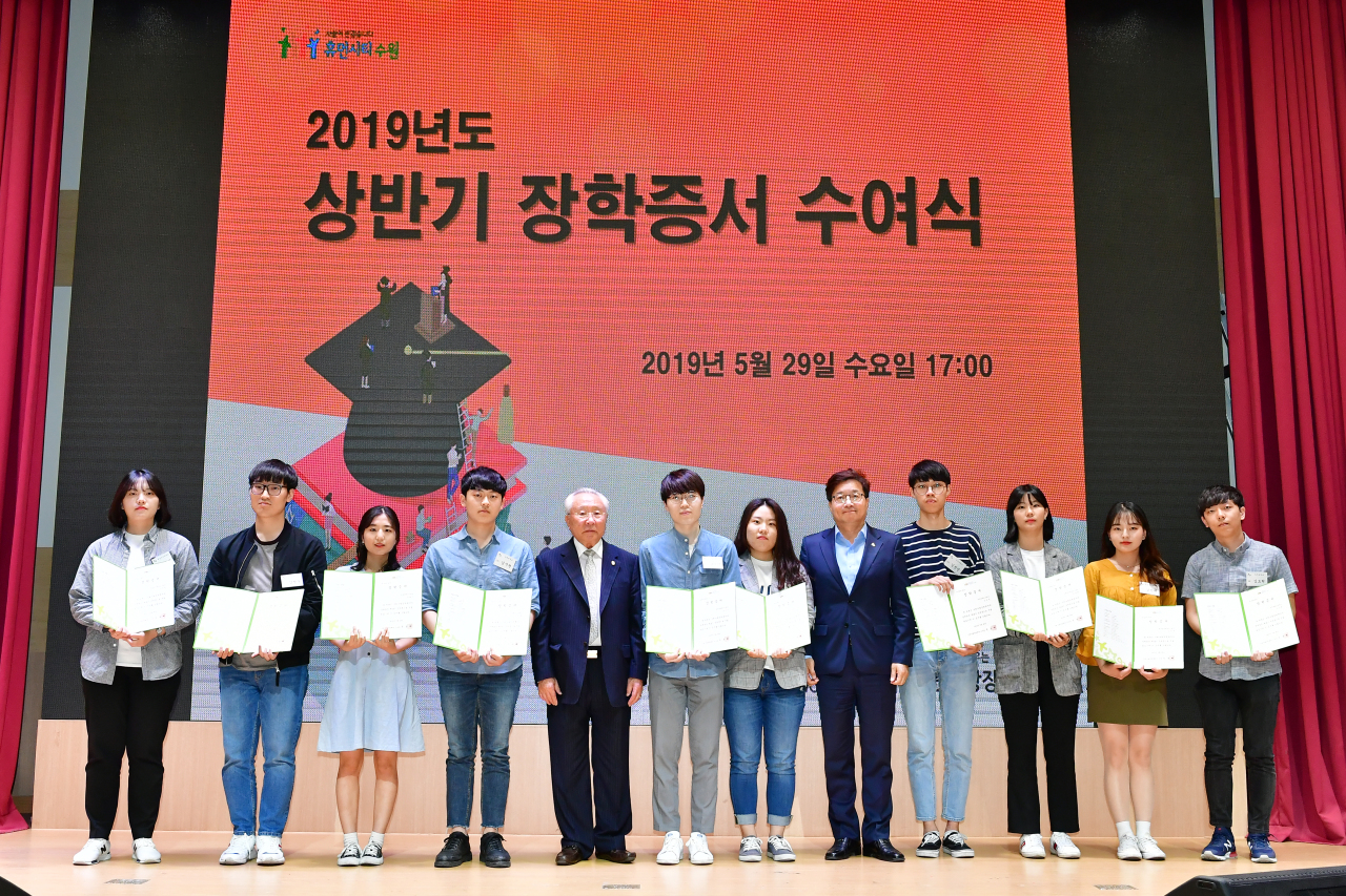 염태영 수원시장(오른쪽 다섯 번째)이 장학증서를 받은 장학생들과 함께하고 있다.[수원시 제공]
염태영 수원시장(오른쪽 다섯 번째)이 장학증서를 받은 장학생들과 함께하고 있다.[수원시 제공]