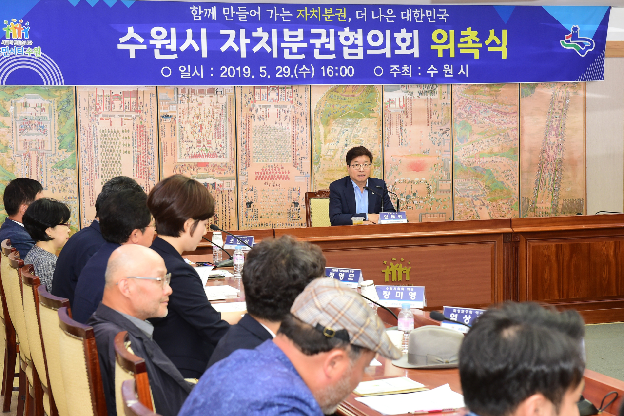 염태영 수원시장이 ‘수원시 자치분권협의회 신규위원 위촉식’에서 발언을 하고 있다.[수원시 제공]
염태영 수원시장이 ‘수원시 자치분권협의회 신규위원 위촉식’에서 발언을 하고 있다.[수원시 제공]