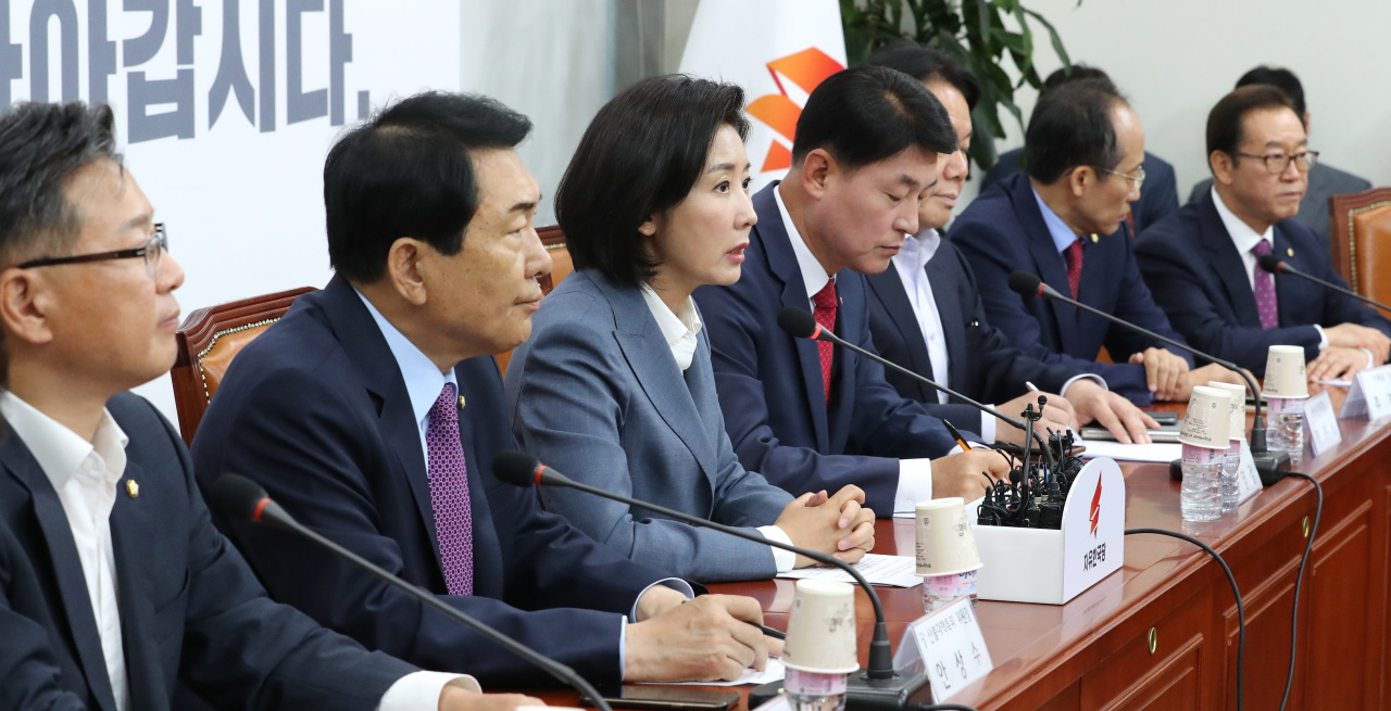 나경원 자유한국당 원내대표(왼쪽 세번째)가 29일 오전 국회에서 열린 강원도 산불피해 후속조치 대책회의에서 발언하고 있다. 이날 회의에 한국전력공사 사업총괄부사장 등 관련 부서 차관 및 관계자들은 모두 불참했다.[연합]
나경원 자유한국당 원내대표(왼쪽 세번째)가 29일 오전 국회에서 열린 강원도 산불피해 후속조치 대책회의에서 발언하고 있다. 이날 회의에 한국전력공사 사업총괄부사장 등 관련 부서 차관 및 관계자들은 모두 불참했다.[연합]