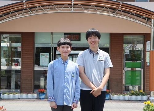 주운 지갑 주인에 돌려준 서귀포중 학생들
[제주지방경찰청 제공]