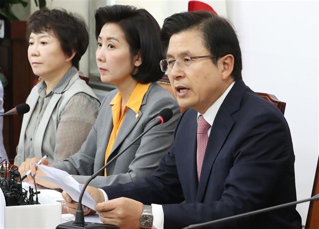 자유한국당 황교안 대표(오른쪽)가 30일 오전 국회에서 열린 최고위원회의에서 발언하고 있다.    [연합]