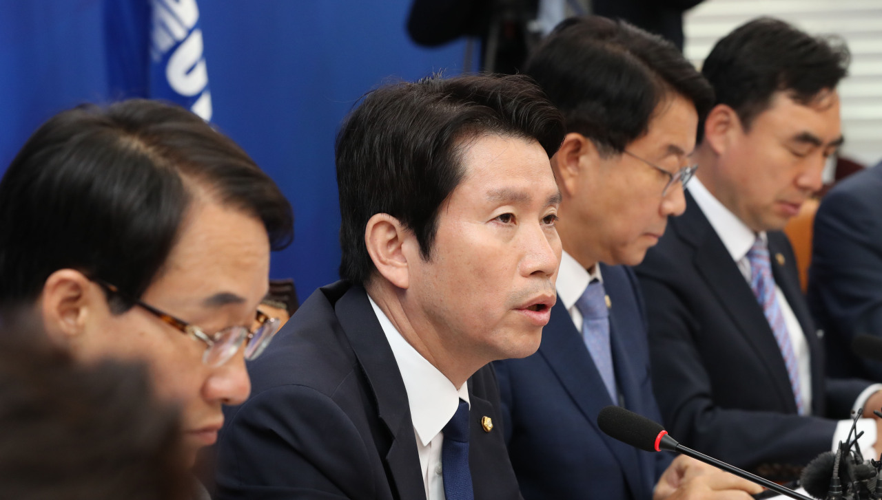 <YONHAP PHOTO-2097> 발언하는 이인영 원내대표 (서울=연합뉴스) 하사헌 기자 = 더불어민주당 이인영 원내대표가 30일 오전 국회에서 열린 정책조정회의에서 발언하고 있다. 2019.5.30 toadboy@yna.co.kr/2019-05-30 09:57:07/ <저작권자 ⓒ 1980-2019 ㈜연합뉴스. 무단 전재 재배포 금지.>
<YONHAP PHOTO-2097> 발언하는 이인영 원내대표 (서울=연합뉴스) 하사헌 기자 = 더불어민주당 이인영 원내대표가 30일 오전 국회에서 열린 정책조정회의에서 발언하고 있다. 2019.5.30 toadboy@yna.co.kr/2019-05-30 09:57:07/ <저작권자 ⓒ 1980-2019 ㈜연합뉴스. 무단 전재 재배포 금지.>