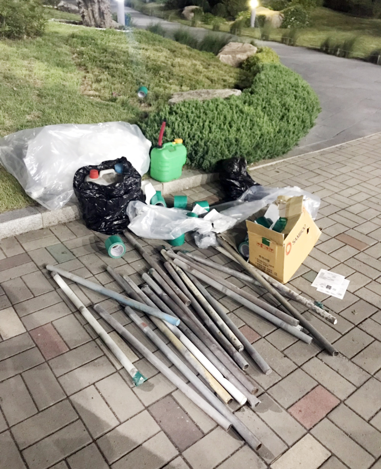 <YONHAP PHOTO-1794> 현대중공업 노조 차량서 나온 쇠파이프와 시너 (울산=연합뉴스) 현대중공업 노조가 회사 물적분할에 반대해 주주총회 예정 장소를 점거한 가운데 노조 차량에서 쇠파이프와 시너 등이 발견돼 경찰이 29일 경위를 파악 중이다. 노조 차량에서 나온 쇠파이프와 시너. 2019.5.29 [현대중공업 제공] canto@yna.co.kr/2019-05-29 08:23:09/ <저작권자 ⓒ 1980-2019 ㈜연합뉴스. 무단 전재 재배포 금지.>
<YONHAP PHOTO-1794> 현대중공업 노조 차량서 나온 쇠파이프와 시너 (울산=연합뉴스) 현대중공업 노조가 회사 물적분할에 반대해 주주총회 예정 장소를 점거한 가운데 노조 차량에서 쇠파이프와 시너 등이 발견돼 경찰이 29일 경위를 파악 중이다. 노조 차량에서 나온 쇠파이프와 시너. 2019.5.29 [현대중공업 제공] canto@yna.co.kr/2019-05-29 08:23:09/ <저작권자 ⓒ 1980-2019 ㈜연합뉴스. 무단 전재 재배포 금지.>