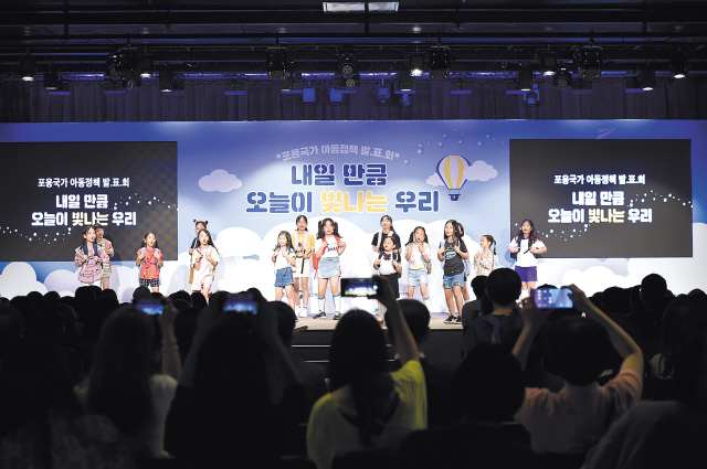 초등학교 고학년 18명으로 구성된 67만뮤지컬메이킹팀이 지난 23일 서울 마포구 문화비축센터 공연장에서 뮤지컬 ‘어린이가 행복한 나라’를 공연하고 있다.  [보건복지부 제공]