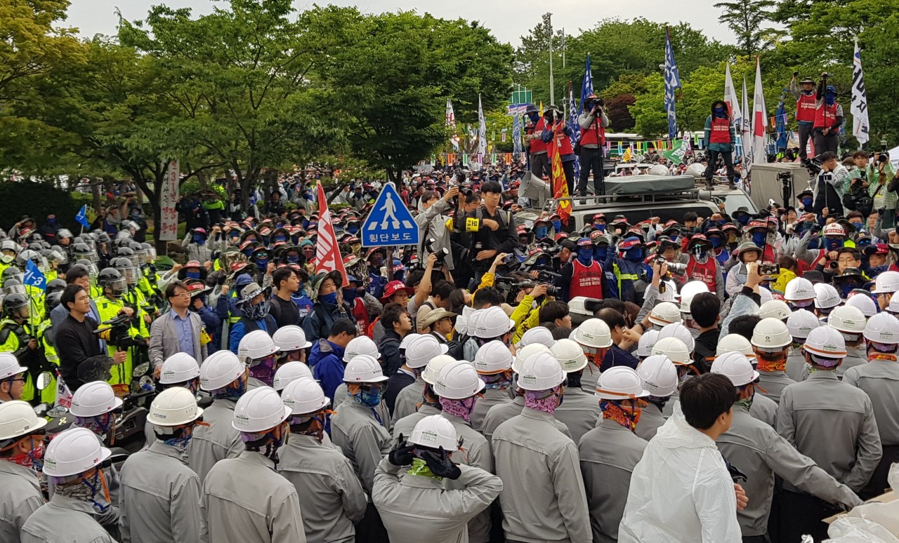 <YONHAP PHOTO-2610> 현대중 노사 주총장서 대치 (울산=연합뉴스) 허광무 기자 = 31일 현대중공업 주주총회가 열리는 울산 한마음회관 앞 진입로에서 회사 관계자들이 주총장을 점거 중인 노조원들과 대치하고 있다. 2019.5.31 hkm@yna.co.kr/2019-05-31 07:58:29/ <저작권자 ⓒ 1980-2019 ㈜연합뉴스. 무단 전재 재배포 금지.>
<YONHAP PHOTO-2610> 현대중 노사 주총장서 대치 (울산=연합뉴스) 허광무 기자 = 31일 현대중공업 주주총회가 열리는 울산 한마음회관 앞 진입로에서 회사 관계자들이 주총장을 점거 중인 노조원들과 대치하고 있다. 2019.5.31 hkm@yna.co.kr/2019-05-31 07:58:29/ <저작권자 ⓒ 1980-2019 ㈜연합뉴스. 무단 전재 재배포 금지.>
