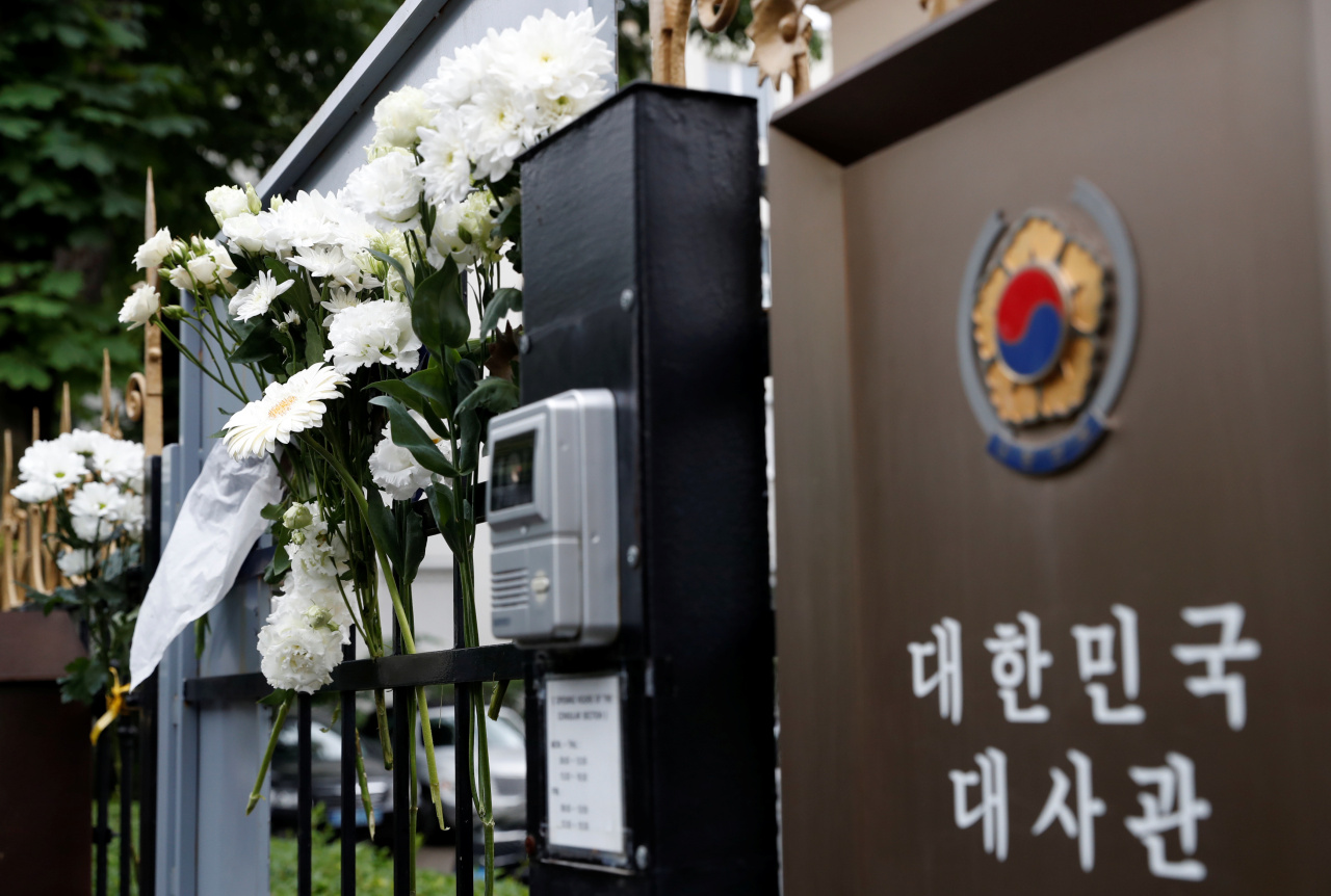 <YONHAP PHOTO-5604> Flowers are placed at the South Korean Embassy after a ship accident that killed several people on the Danube river in Budapest, Hungary, May 30, 2019. REUTERS/Bernadett Szabo/2019-05-30 23:02:22/ <저작권자 ⓒ 1980-2019 ㈜연합뉴스. 무단 전재 재배포 금지.>
<YONHAP PHOTO-5604> Flowers are placed at the South Korean Embassy after a ship accident that killed several people on the Danube river in Budapest, Hungary, May 30, 2019. REUTERS/Bernadett Szabo/2019-05-30 23:02:22/ <저작권자 ⓒ 1980-2019 ㈜연합뉴스. 무단 전재 재배포 금지.>