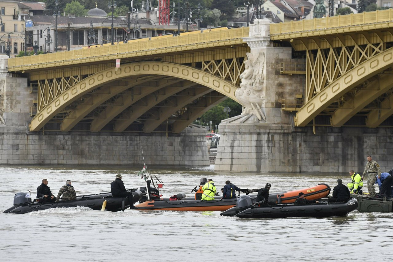 <YONHAP PHOTO-0548> Rescuers in boats work to prepare to recover a capsized boat under Margaret Br idge in Budapest, Hungary, Thursday, May 30, 2019. Rescue crews in Hungary's capital are preparing to raise a sightseeing boat from the bottom of the Danube River Thursday as search teams scoured the waters for 21 people missing after the vessel, packed with South Korean tourists, collided with a larger cruise ship and sank. Seven people are confirmed dead and seven were rescued, all of them South Koreans. (Zoltan Mathe/MTI via AP)/2019-05-31 01:43:14/ <저작권자 ⓒ 1980-2019 ㈜연합뉴스. 무단 전재 재배포 금지.>
<YONHAP PHOTO-0548> Rescuers in boats work to prepare to recover a capsized boat under Margaret Br idge in Budapest, Hungary, Thursday, May 30, 2019. Rescue crews in Hungary's capital are preparing to raise a sightseeing boat from the bottom of the Danube River Thursday as search teams scoured the waters for 21 people missing after the vessel, packed with South Korean tourists, collided with a larger cruise ship and sank. Seven people are confirmed dead and seven were rescued, all of them South Koreans. (Zoltan Mathe/MTI via AP)/2019-05-31 01:43:14/ <저작권자 ⓒ 1980-2019 ㈜연합뉴스. 무단 전재 재배포 금지.>