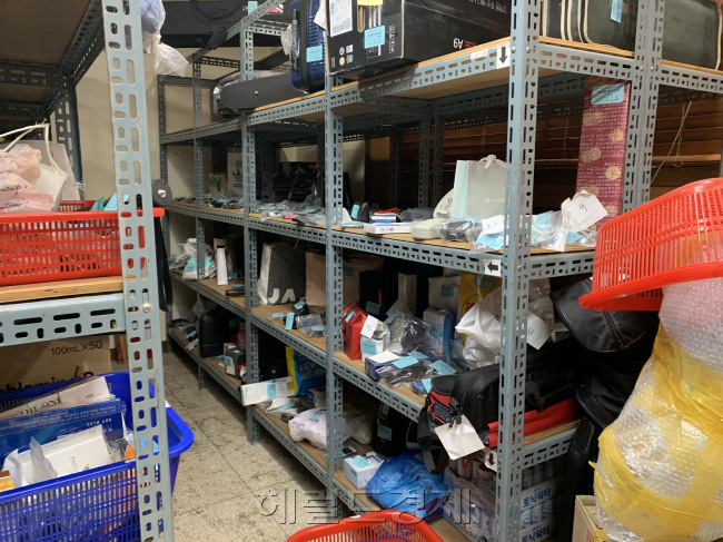 경찰청이 서울 광진구에 운영하고 있는 분실물 보관센터에 물건들이 진열돼 있는 모습.
[박자연 인턴기자/nature68@]