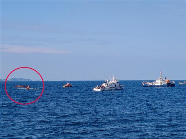 <YONHAP PHOTO-2654> 전북 부안 해상서 전복된 어선 (부안=연합뉴스) 31일 오전 5시 56분께 전북 부안군 위도 북쪽 9㎞ 해상에서 7.93t급 어선이 전복됐다는 신고가 접수되자 해경이 사고 해역에서 선원 구조 활동을 벌이고 있다. 2019.5.31 [부안해경 제공] doo@yna.co.kr/2019-05-31 08:14:39/ <저작권자 ⓒ 1980-2019 ㈜연합뉴스. 무단 전재 재배포 금지.>