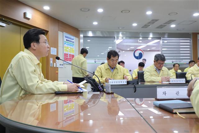 이재욱(왼쪽) 농림축산식품부 차관이 31일 오전 정부세종청사 농식품부 회의실에서 아프리카돼지열병(ASF) 북한내 발생과 관련, 긴급 상황점검 회의를 주재하고 있다.  [농림축산식품부 제공]