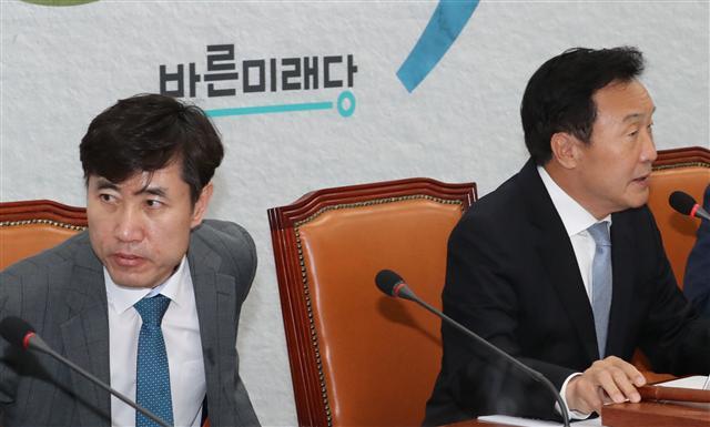 31일 바른미래당 손학규 대표(오른쪽)와 하태경 최고위원이 국회에서 열린 최고위원회의에 참석, 굳은 표정을 보이고 있다.
[연합]