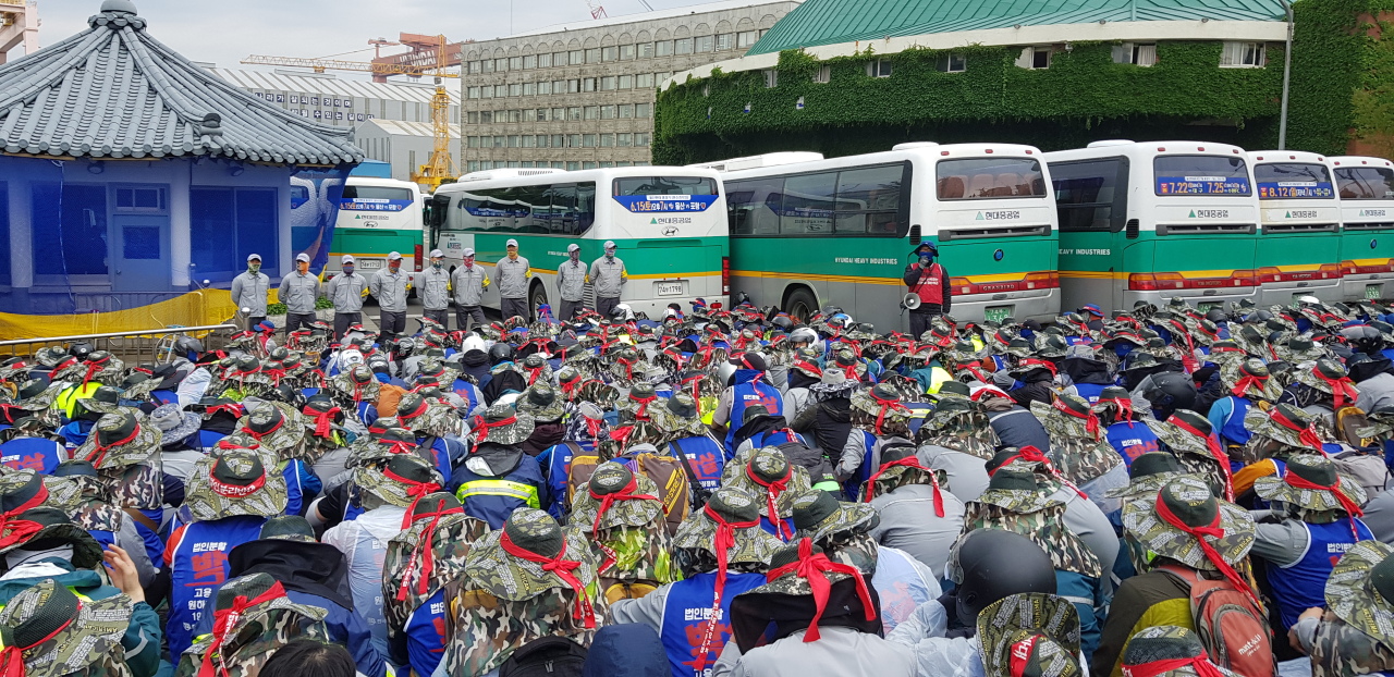<YONHAP PHOTO-3027> 현대중 본사 정문 차벽 설치 (울산=연합뉴스) 허광무 기자 = 31일 현대중공업이 울산 본사 정문 앞에 버스로 차벽을 설치한 가운데 집회하는 노조와 대치하고 있다. 2019.5.31 hkm@yna.co.kr/2019-05-31 09:48:35/ <저작권자 ⓒ 1980-2019 ㈜연합뉴스. 무단 전재 재배포 금지.>
<YONHAP PHOTO-3027> 현대중 본사 정문 차벽 설치 (울산=연합뉴스) 허광무 기자 = 31일 현대중공업이 울산 본사 정문 앞에 버스로 차벽을 설치한 가운데 집회하는 노조와 대치하고 있다. 2019.5.31 hkm@yna.co.kr/2019-05-31 09:48:35/ <저작권자 ⓒ 1980-2019 ㈜연합뉴스. 무단 전재 재배포 금지.>