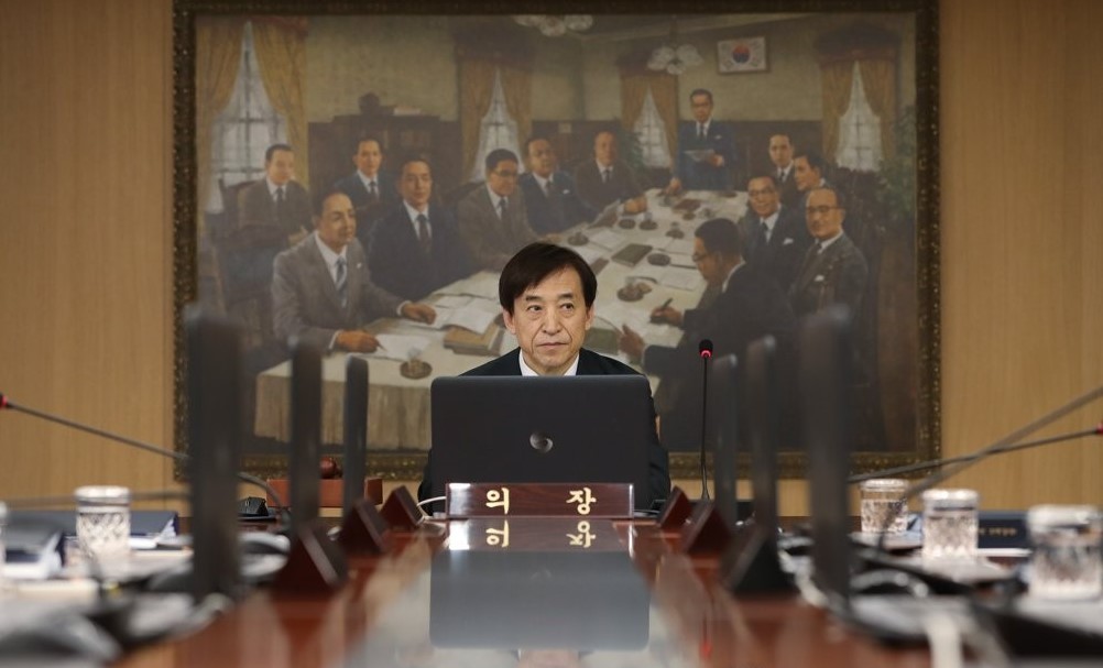 Bank of Korea Gov. Lee Ju-yeol attends a monthly rate-setting meeting at the central bank in Seoul on May 31, 2019. The BOK Monetary Policy Committee froze the benchmark policy rate at 1.75 percent for May amid lingering concerns over weaker economic growth. (Yonhap)