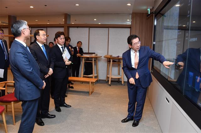 中 충칭시장에
디지털시장실 소개하는 박원순 시장