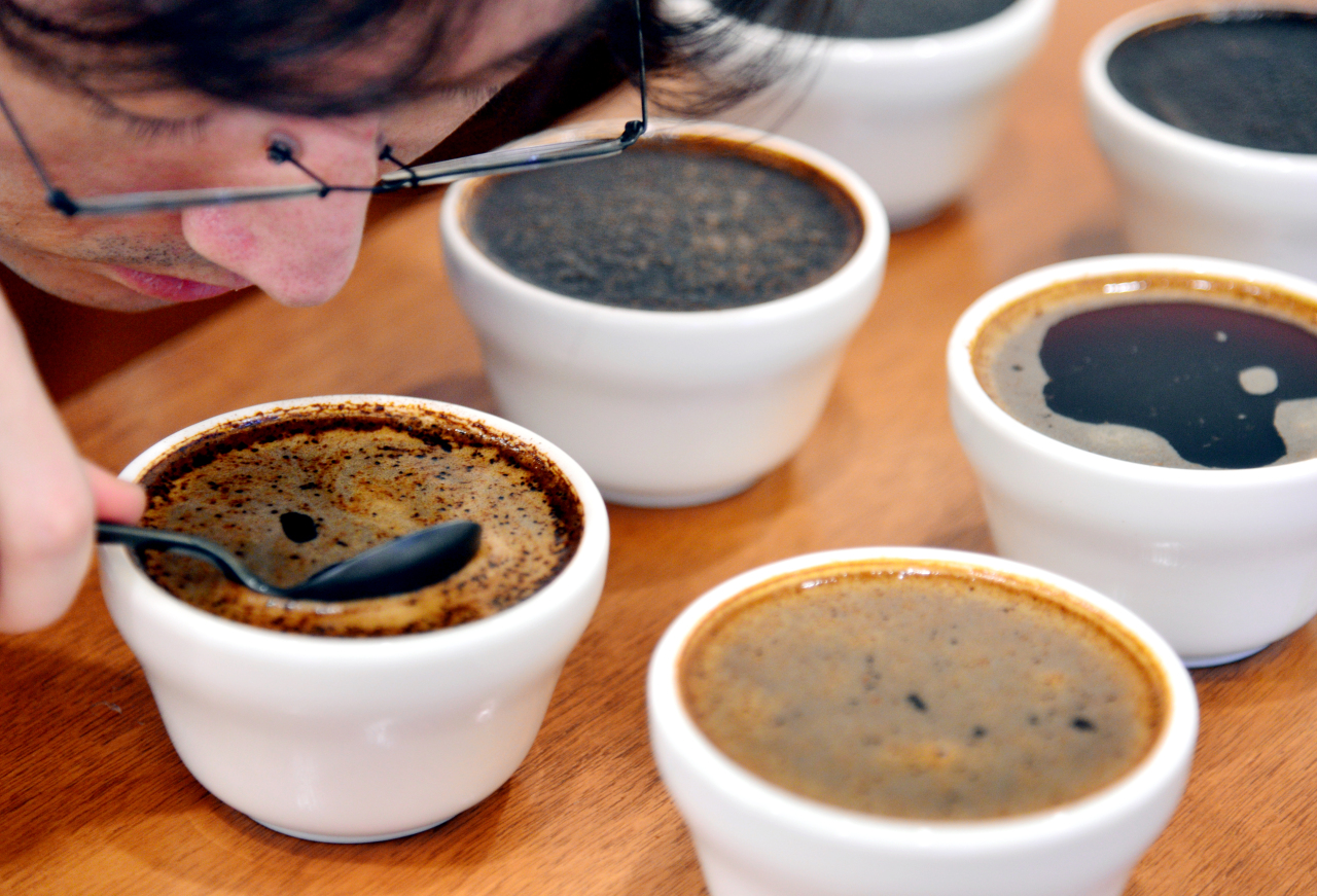 At T.o.ch Coffee’s showroom, coffee aficionados and potential clients can cup -- taste -- a variety of single-origin coffee (Photo credit: Park Hyun-koo/The Korea Herald)