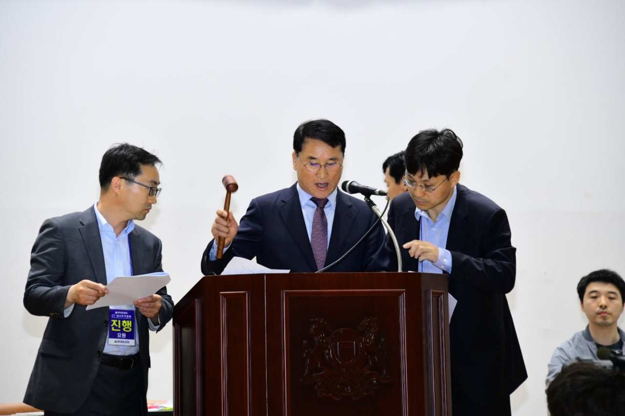 <YONHAP PHOTO-3490> 현대중 법인분할 주주총회 통과 (울산=연합뉴스) 31일 울산대학교 체육관에서 현대중공업 법인분할 주주총회가 열리고 있다. 2019.5.31 [현대중공업 제공.재판매 및 DB 금지] young@yna.co.kr/2019-05-31 11:54:45/ <저작권자 ⓒ 1980-2019 ㈜연합뉴스. 무단 전재 재배포 금지.>
<YONHAP PHOTO-3490> 현대중 법인분할 주주총회 통과 (울산=연합뉴스) 31일 울산대학교 체육관에서 현대중공업 법인분할 주주총회가 열리고 있다. 2019.5.31 [현대중공업 제공.재판매 및 DB 금지] young@yna.co.kr/2019-05-31 11:54:45/ <저작권자 ⓒ 1980-2019 ㈜연합뉴스. 무단 전재 재배포 금지.>