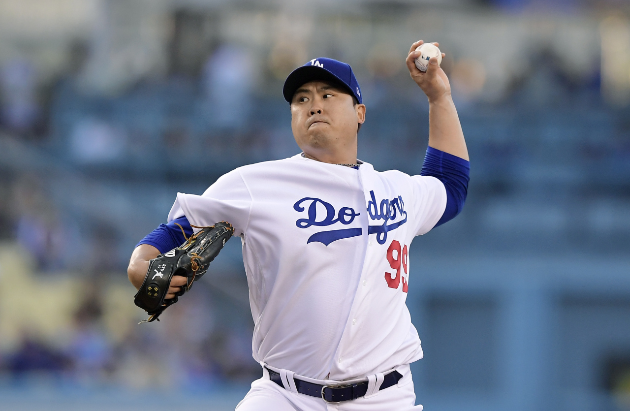 Los Angeles Dodgers starting pitcher Hyun-Jin Ryu, of South Korea, throws during the first inning of the team's baseball game against the New York Mets on Thursday, May 30, 2019, in Los Angeles. (AP-Yonhap)