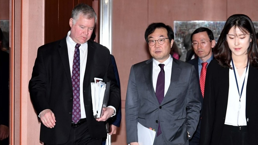 Lee Do-hoon (C), Seoul's special representative for Korean Peninsula peace and security affairs, and US Special Representative for North Korea Stephen Biegun (L) meet in Seoul on May 10, 2019, in this file photo. (Yonhap)