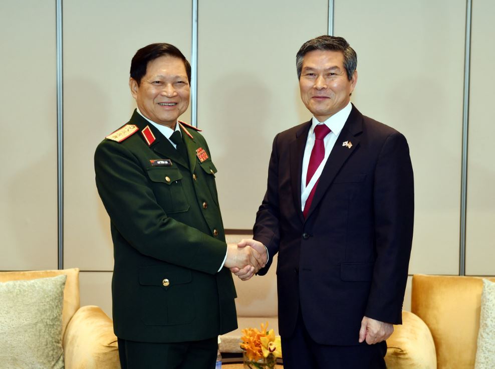 South Korea's Defense Minister Jeong Kyeong-doo with Vietnam's Defense Minister Ngo Xuan Lich (Yonhap)