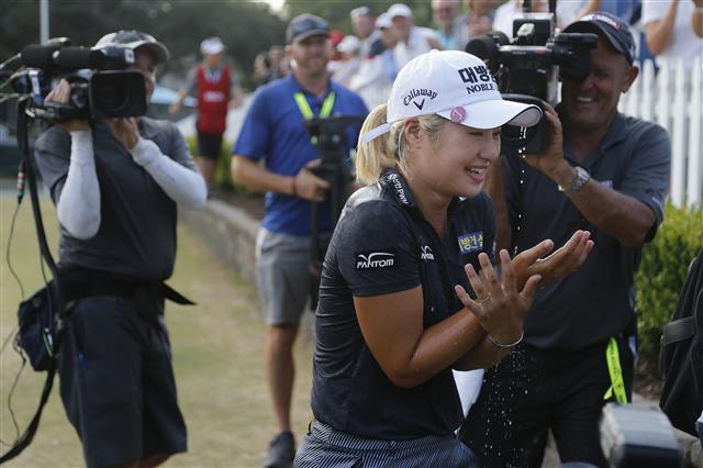 한국을 평정하고 올시즌 LPGA투어에 데뷔한 슈퍼루키 이정은이 3일(한국시간) 메이저대회인 US여자오픈에서 짜릿한 역전우승을 거둔 뒤 눈물을 흘리고 있다. [AP]