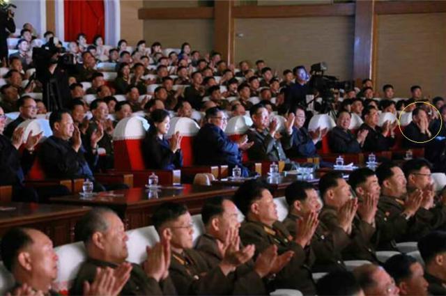 김정은 북한 국무위원장이 2일 제2기 제7차 군인가족예술소조경연에서 당선된 군부대들의 군인가족예술조조경연을 관람했다고 조선중앙통신이 3일 보도했다. 이날 공연에는 최근 실각설이 나돌았던 김영철 노동당 부위원장(흰색 원)도 배석해 건재함을 확인했다.    [연합]