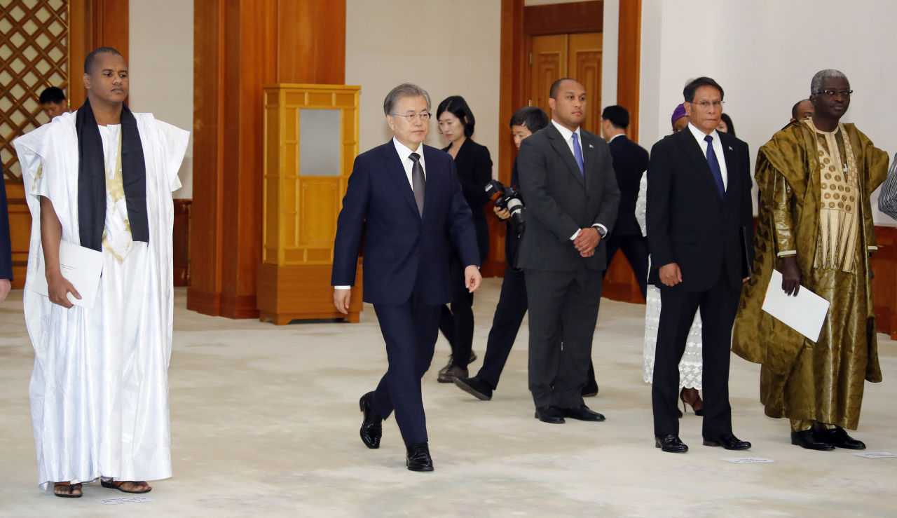 <YONHAP PHOTO-4432> 주한 비상주대사 신임장 제정식, 입장하는 문 대통령 (서울=연합뉴스) 배재만 기자 = 문재인 대통령이 31일 오후 청와대에서 열린 주한 비상주대사 신임장 제정식에 입장하고 있다. 2019.5.31 scoop@yna.co.kr/2019-05-31 16:23:53/ <저작권자 ⓒ 1980-2019 ㈜연합뉴스. 무단 전재 재배포 금지.>
<YONHAP PHOTO-4432> 주한 비상주대사 신임장 제정식, 입장하는 문 대통령 (서울=연합뉴스) 배재만 기자 = 문재인 대통령이 31일 오후 청와대에서 열린 주한 비상주대사 신임장 제정식에 입장하고 있다. 2019.5.31 scoop@yna.co.kr/2019-05-31 16:23:53/ <저작권자 ⓒ 1980-2019 ㈜연합뉴스. 무단 전재 재배포 금지.>