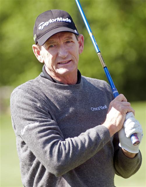 <YONHAP PHOTO-3659> FILE - In this May 17, 2012 file photo, Hank Haney, right, Tiger Woods' former golf coach, gives a golf clinic at the Saginaw Country Club, before the start of the 3rd Annual Great Lakes Bay Charity Pro Am golf event in Saginaw, Mich. Swing coach Haney has been suspended on Thursday, May 30, 2019, from the SiriusXM PGA Tour Radio channel because of saying on his show that a Korean would probably win the U.S. Women's Open and that he couldn't name six players on the LPGA Tour. Haney, who coached Tiger Woods for six of his majors from 2004 to 2010, apologized on Twitter. (Jeff Schrier/Saginaw News via AP, File)/2019-05-31 12:31:49/ <저작권자 ⓒ 1980-2019 ㈜연합뉴스. 무단 전재 재배포 금지.>