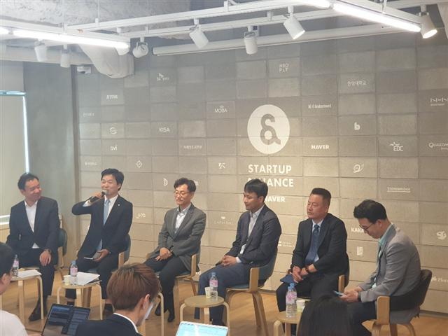 김병관 더불어민주당 의원(왼쪽 두 번째)이 3일 강남 현대타워에서 열린 ‘격동하는 게임시장, 봄날은 오는가’ 행사에서 발언하고 있다.  [채상우 기자/123@]