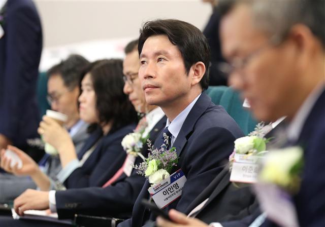 더불어민주당 이인영 원내대표(가운데)가 3일 오전 국회 도서관에서 열린 한-캄보디아 경제협력 국제 심포지엄에 참석해 잠시 생각에 잠겨있다.    [연합]
